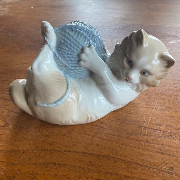 Lladro Other - Vintage 1989 NAO by Lladro porcelain cat playing with ball of yarn figurine